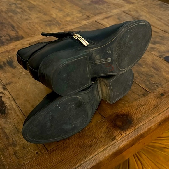 Tommy Hilfiger Black Ankle zipper boots 7M with Gold Emblem - Picture 12 of 16